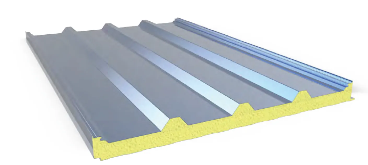 Panneau sandwich de toiture à nervures : deux tôles d'acier encadrent une âme en mousse polyuréthane jaune, visible sur le chant